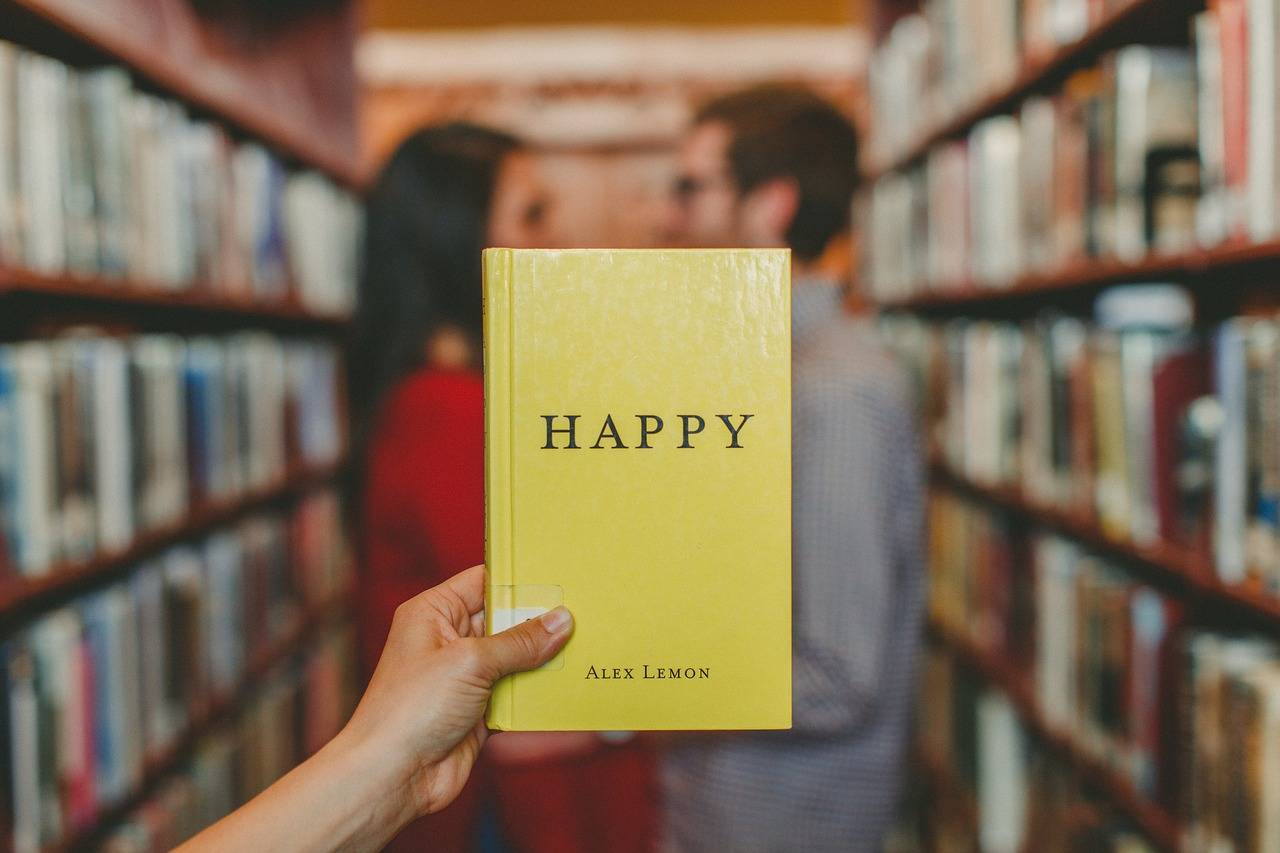 Qu'entend-on par "qualité des services aux usagers" ? Ce sera le thème de la première intervention de cette journée d'étude. (Pixabay/StockSnap) bibliotheque-heureux