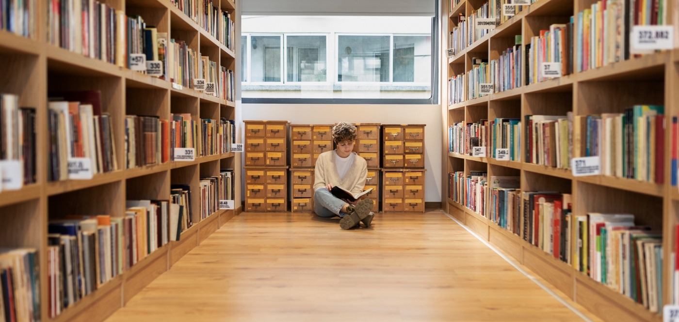 On ne protège pas de la même façon une bibliothèque qu'un établissement scolaire ou qu'une salle de sport. Voici nos conseils pour la sécurité d'une bibliothèque : bâtiment, usagers, professionnels et collections. (Freepik) bibliotheque-securiser-batiments-collections-personnes