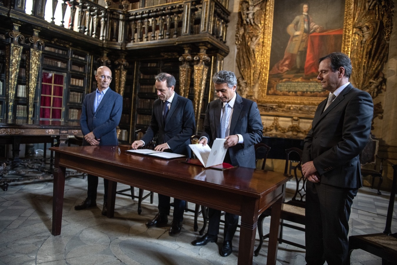 Signature du partenariat entre l'universtité de Coimbra et l'émirat de Chardjah. (Université de Coimbra) bibliotheque-universite-Coimbra-va-numeriser-30000-livres-anciens