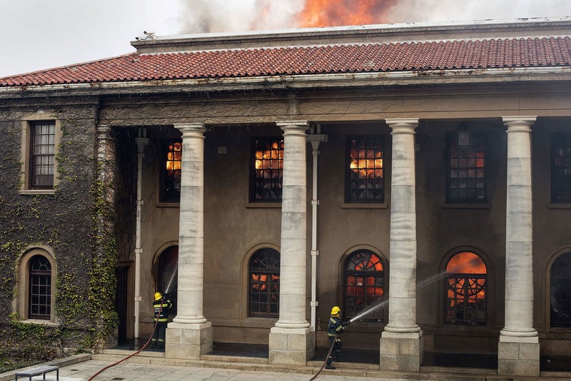 Afrique du Sud bibliothèque universitaire du Cap ravagée incendie