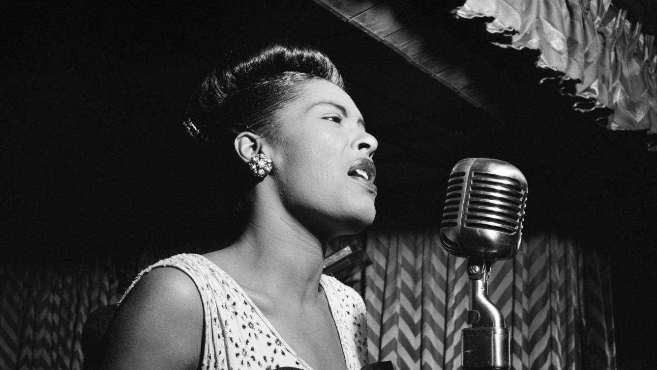 Les archives de Billie Holiday font partie des enregistrements originaux détruits dans l'incendie qui a ravagé les studios d'Universal en 2008. Ici, l'artiste en février 1947, dans un club de jazz de New York. (Wikipedia/ William P. Gottlieb) Billie-Holiday