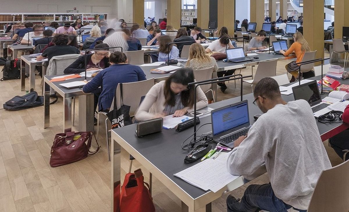 Une salle de lecture de la Bibliothèque nationale et universitaire de Strasbourg (BNU Strasbourg) 56-millions-entrees-2022-bibliotheques-universitaires-connaissent-explosion-frequentation