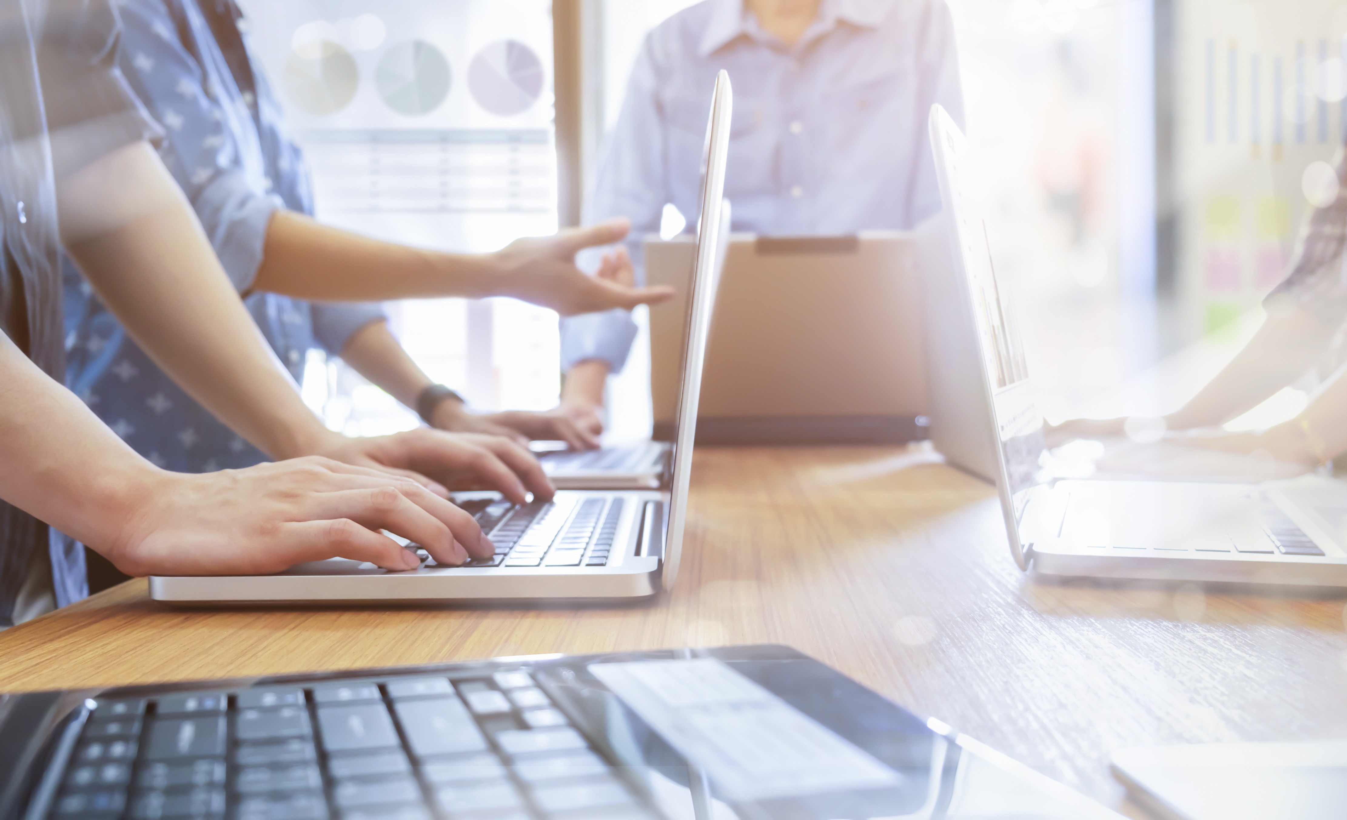 En moyenne, plus de 150 applications SaaS sont utilisées par les entreprises, constituant un frein au partage d'informations et à la collaboration. (Freepik/ijeab) gens-qui-se-rencontrent-pour-discuter-situation-marketing