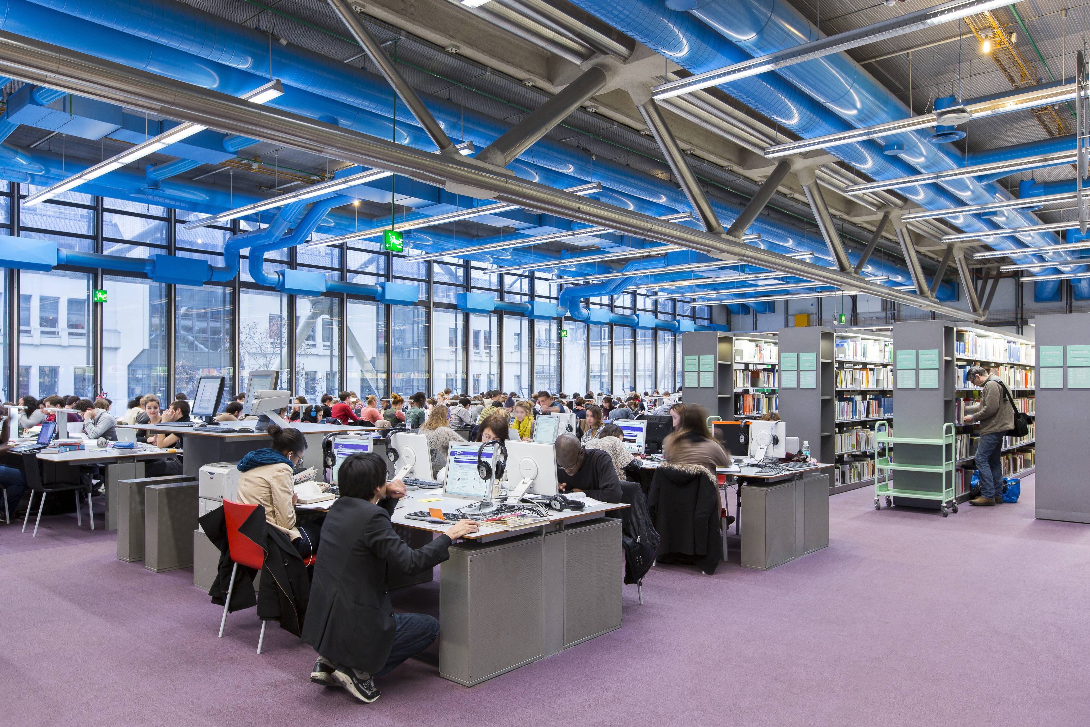 Salle de lecture de la Bibliothèque publique d'information (© Voyez-vous)