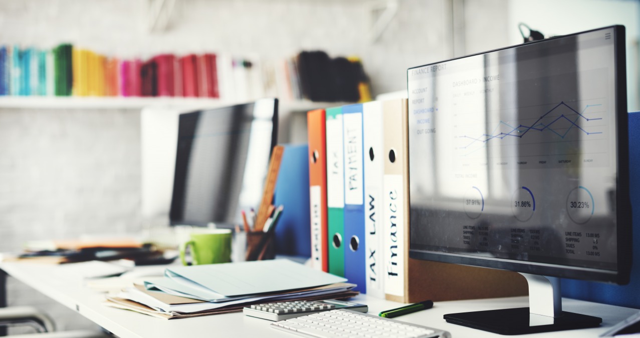 Plus d'une centaine d'entreprises ont répondu à l'enquête menée par Archimag pour Docuware. (©Freepik/rawpixel.com) bureau-contemporain-workplace-fournitures-lieu-travail