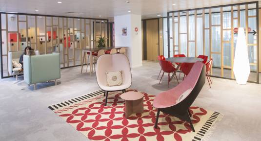 Des espaces dit "dynamiques" ont été distribués dans les différents étages du siège de Danone à Paris, entièrement repensé il y a un an. Les collaborateurs comme les visiteurs peuvent y travailler ou se réunir de façon informelle. (Danone) bureaux-danone