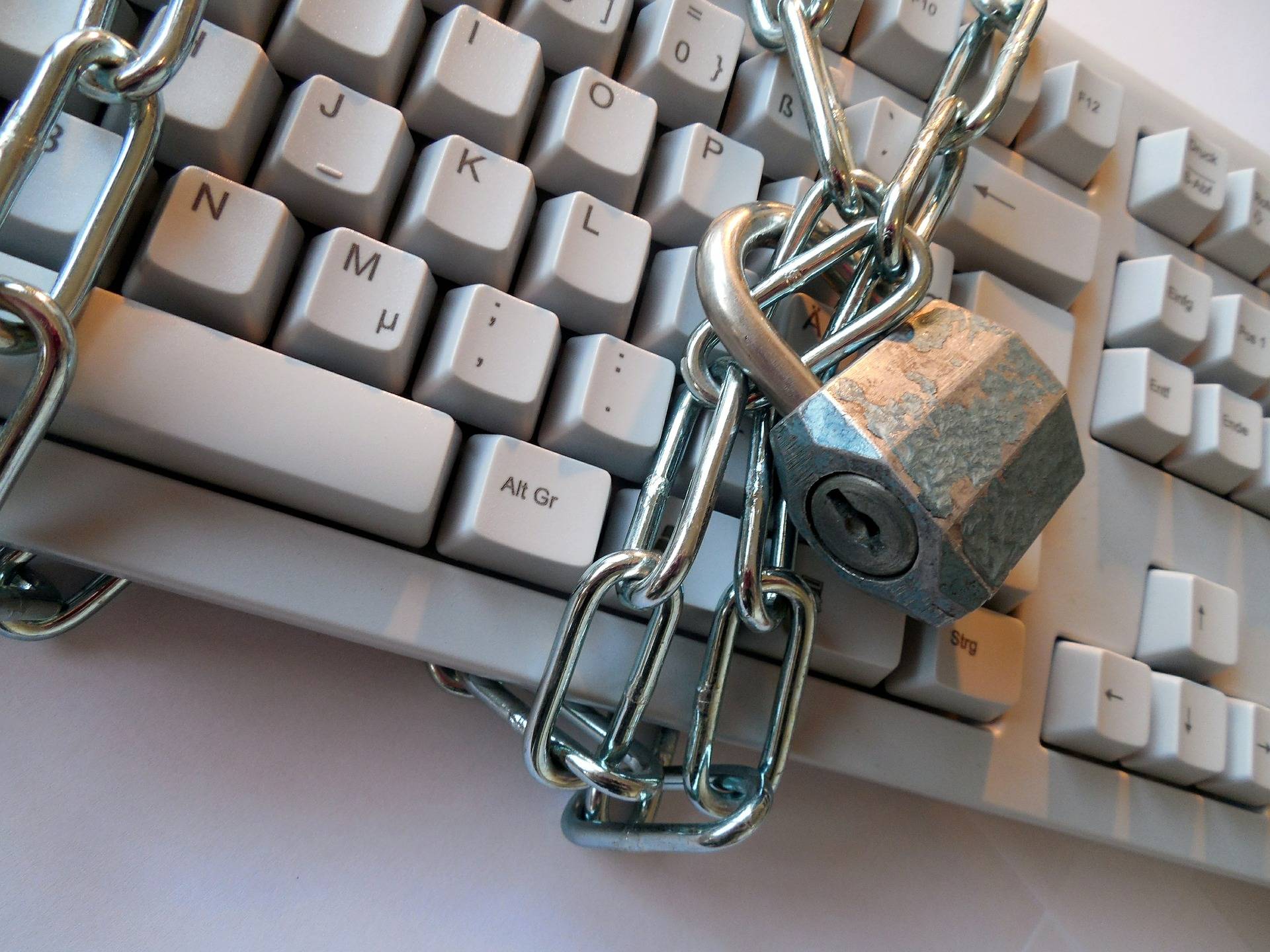 Est intervenue en catimini une réforme de l’article 323-3 du Code pénal. Cet article sanctionnait simplement l’accès et le maintien dans un système de traitement automatisé de données. (Pixabay/Succo)