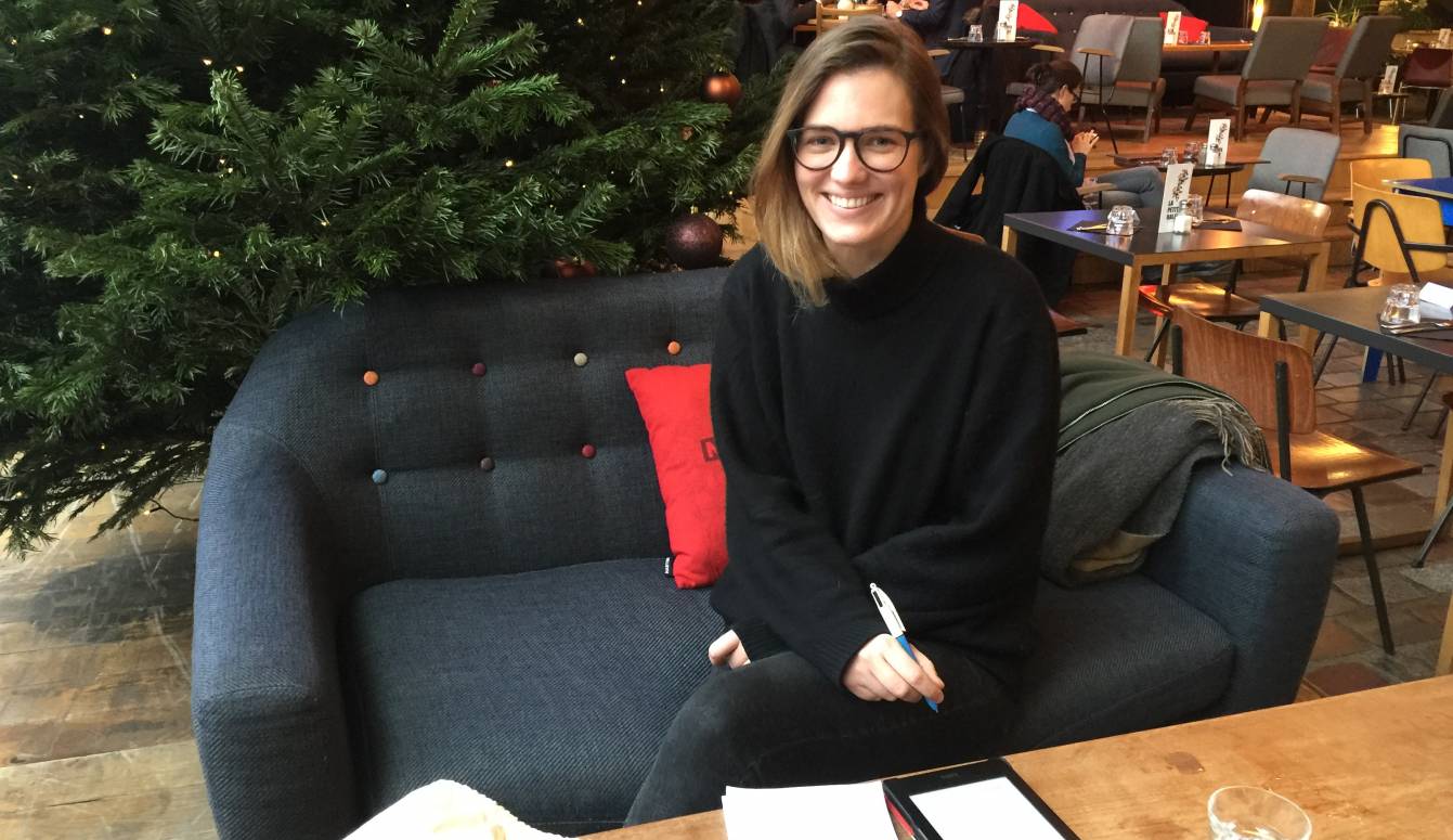 Camille a désormais un bureau à elle dans son appartement, mais il lui arrive encore de travailler de temps en temps dans des cafés entre deux rendez-vous. (Archimag/CJO) camille-causse
