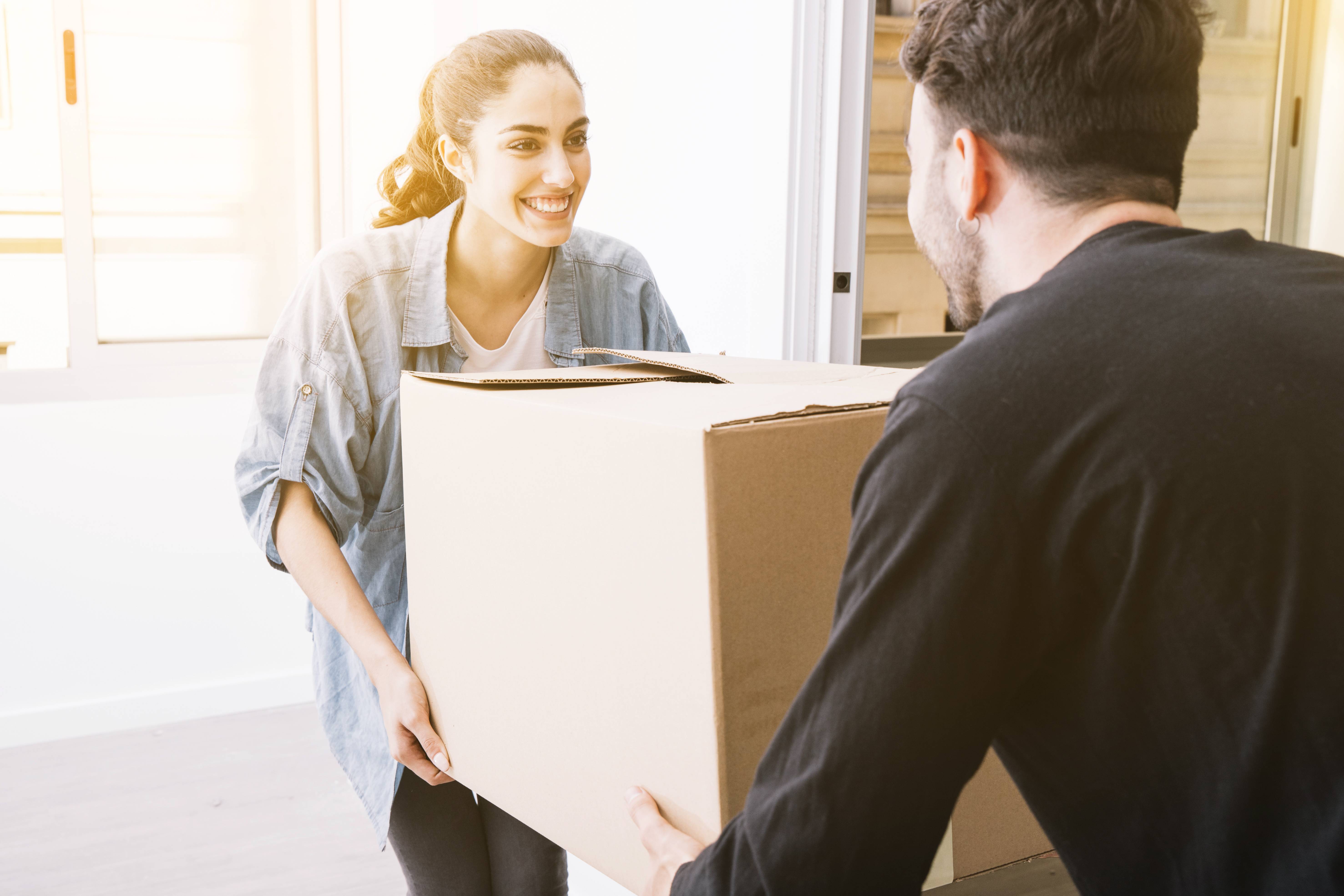 Dès le 15 de chaque mois, des distributions de cartons gratuits seront organisées dans les bibliothèques municipales afin que chacun puisse bénéficier d'un contenant pour transporter ses documents. (Freepik) carton-déménagement