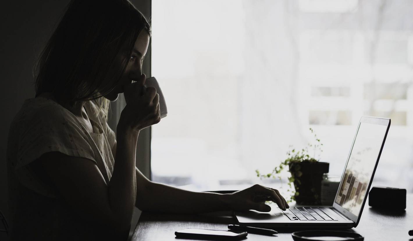 Lorsqu'ils n'ont pas accès à un document sur le site d'un éditeur, 60% des chercheurs de moins de 35 ans se tournent vers les sites illégaux. 28 % seulement vers leur bibliothèque universitaire. (Pixabay/StockSnap) recherche-ordinateur