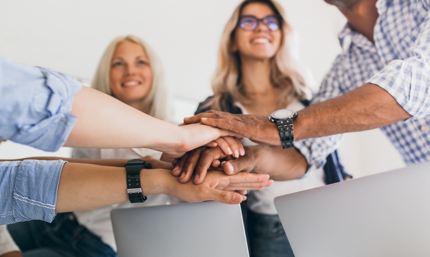 Les éditeurs de réseau social d'entreprise (RSE) misent beaucoup sur la convivialité et l’ergonomie de leurs solutions. De fait, les interfaces sont personnalisables (couleurs, logos, typographie, etc.) (Freepik/@lookstudio) reaseau-social-entreprise-comparatif-2021