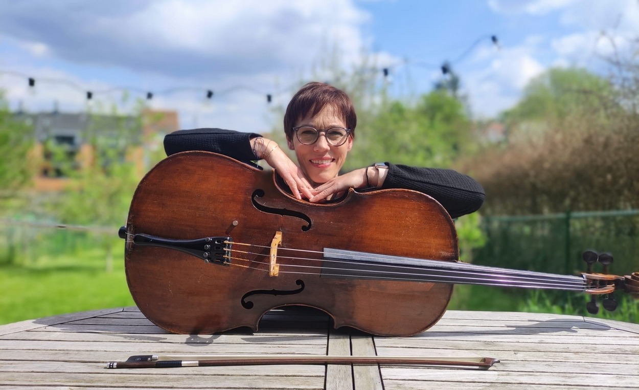 "Je suis arrivée comme assistante-bibliothécaire sans avoir la moindre formation en bibliothéconomie et j’ai tout appris sur le tas", explique Christelle Heinen. (DR) portrait-christelle-heinen-bibliothecaire-orchestre