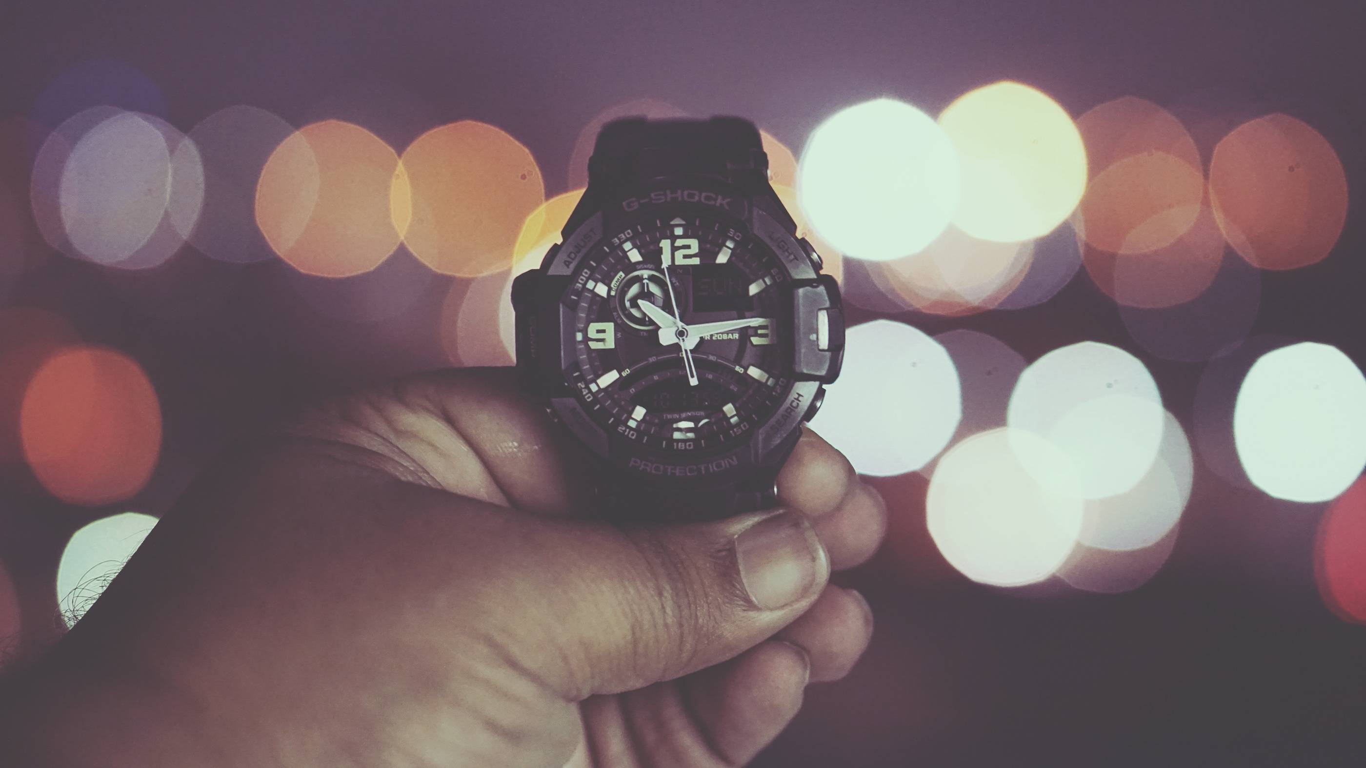 Tout le monde n’a pas la « chance » de pouvoir consacrer la totalité de son temps de travail à la veille. (Photo via Visual hunt)