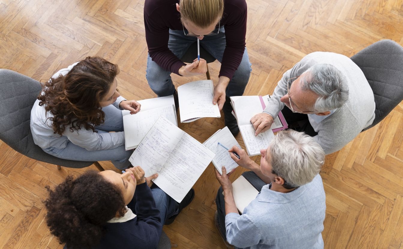 Plusieurs bibliothèques ont mis en place des projets, tels que des clubs ou encore des lectures publiques pour se réinventer. (Freepik) projets-coconstruction-bibliotheques-mediatheques