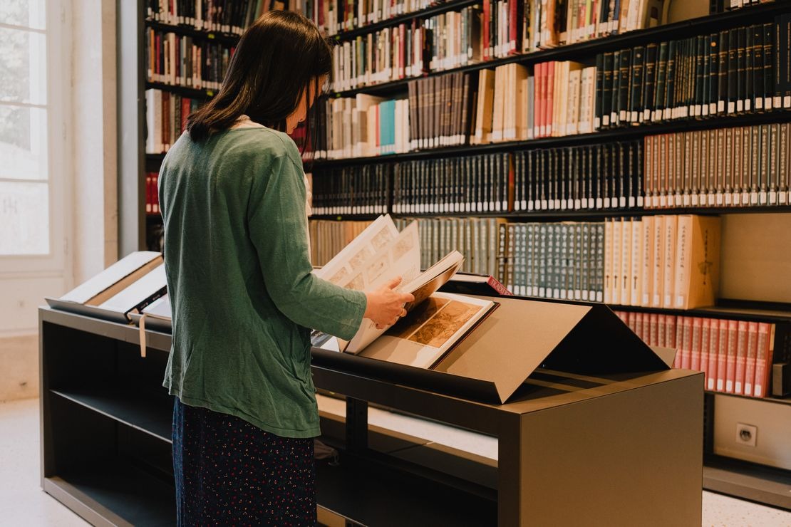 La France compte 1 051 bibliothèques et centres de documentation spécialisés. (Collège de France) bibliotheque-specialisee-college-france-enjeux-2023