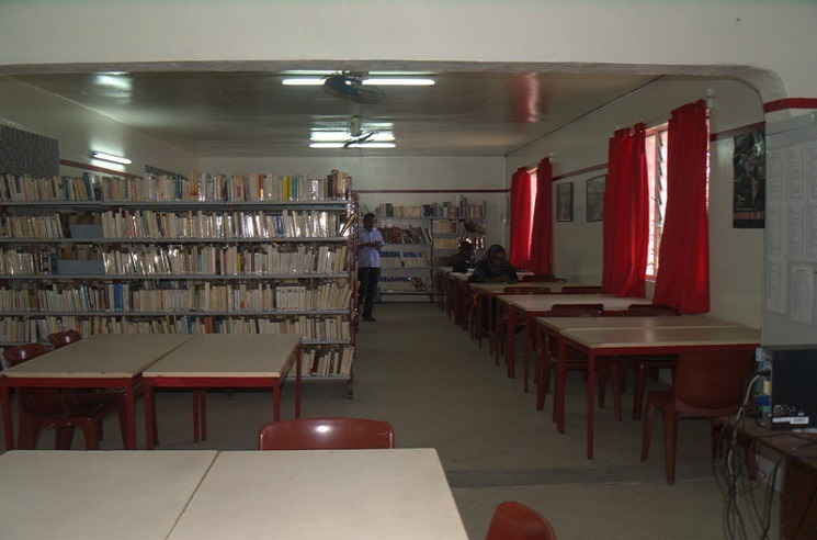 Salle de lecture de la médiathèque Salim Hatubou à Moroni (lalanbik.org) Comores-derniere-bibliotheque-publique-ferme-definitivement-portes