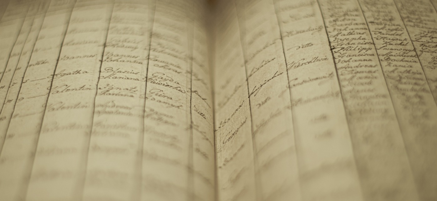 Les documents patrimoniaux sont multiples (registres, diapositives, microfilms, fonds audio ou vidéo, photographies, plaques de verre ou objets 2D ou 3D). Tous les prestataires ne mettent pas à disposition les mêmes machines. (Freepik/wirestock) comparatif-prestataire-numerisation-patrimoniale