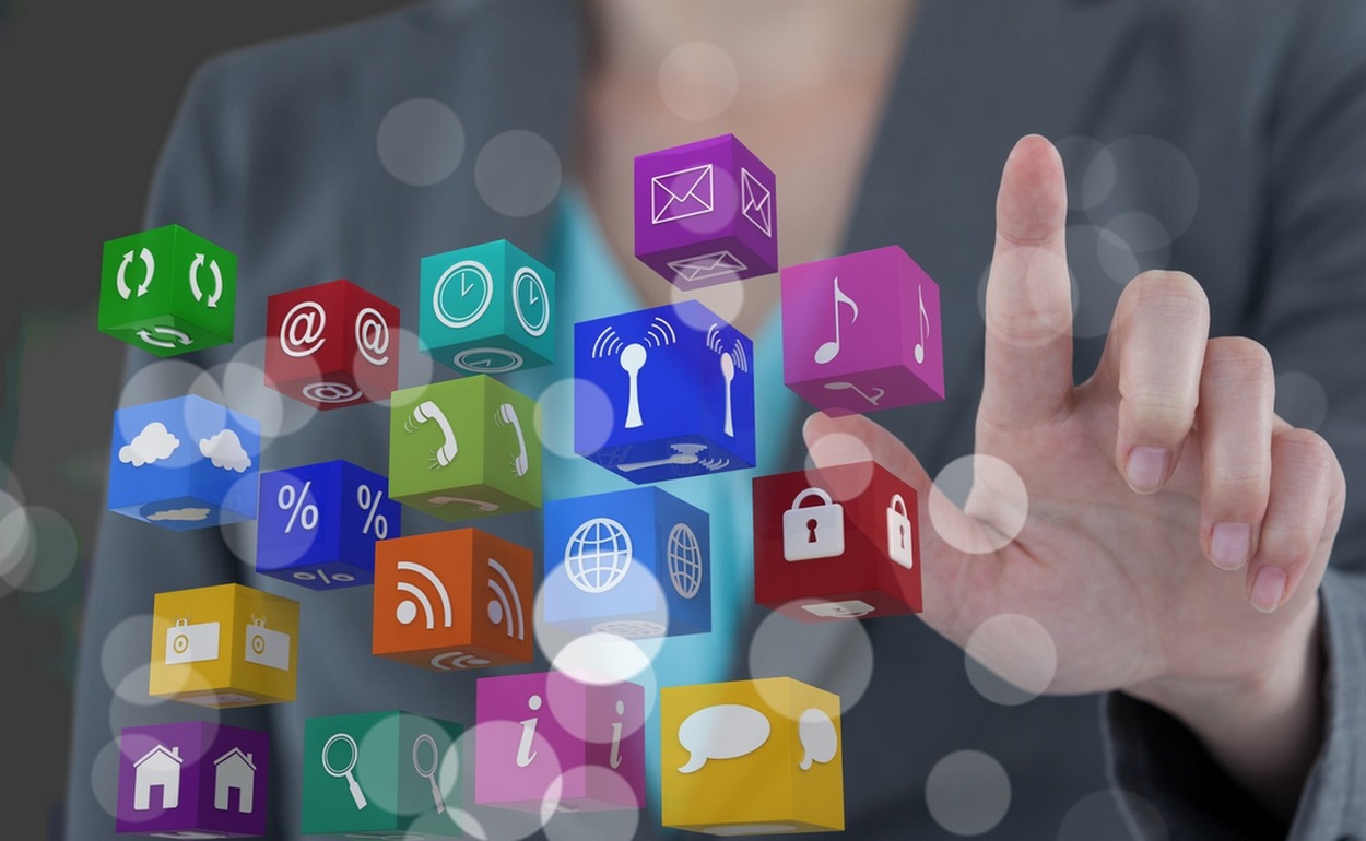 L’expérience utilisateur des réseaux sociaux d’entreprise ou des intranets tend plus de flexibilité, de personnalisation et de simplicité. (Creativeart/Freepik) comparatif-2024-reseau-social-entreprise-rse-intranet