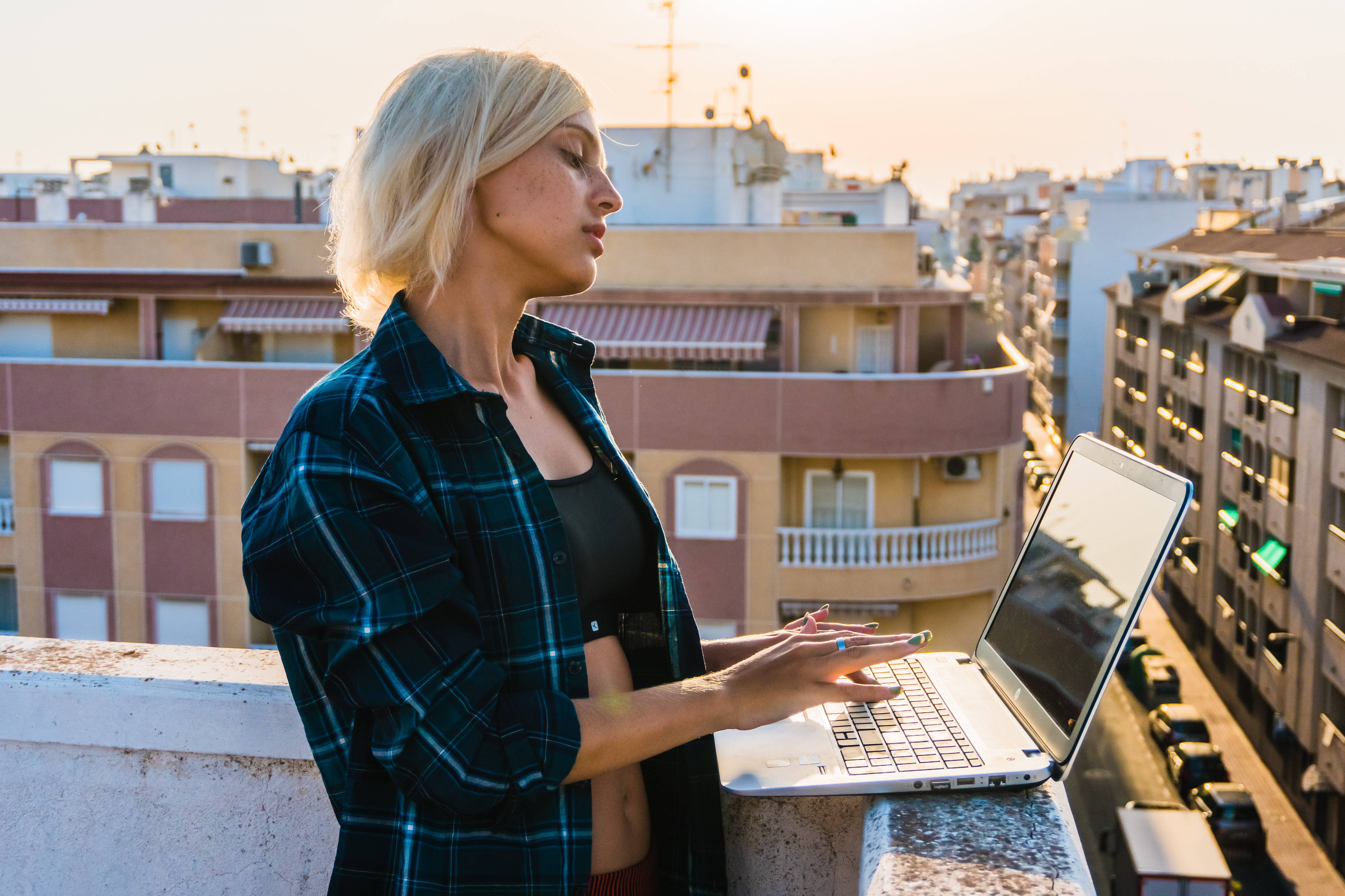 4 Français sur 10 utilisent le numérique pour travailler pendant leurs congés (Sergey Spinzhar / Reshot)