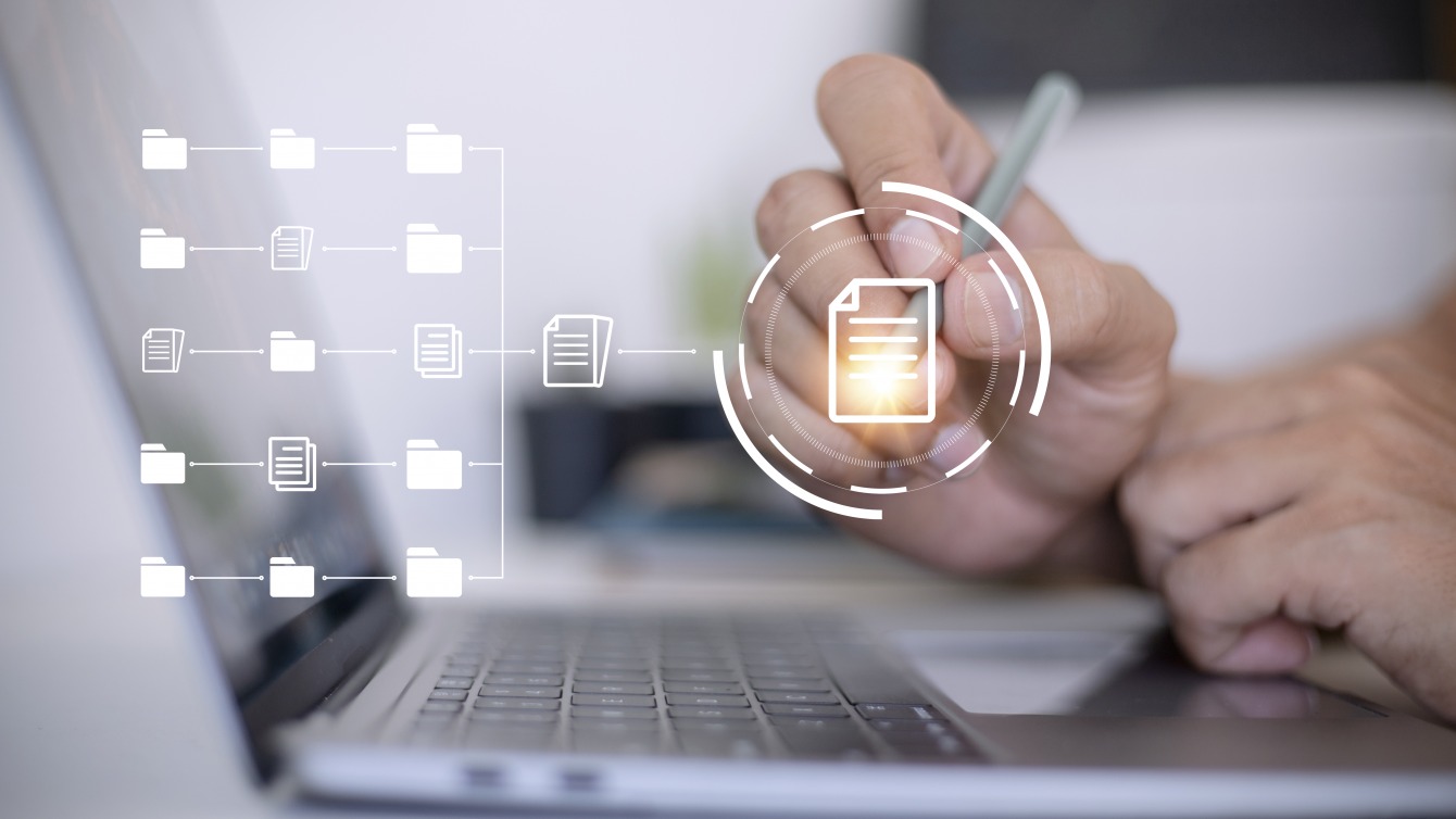 gestion-documentaire-logiciel-consultant-travail-ordinateur-professionnel