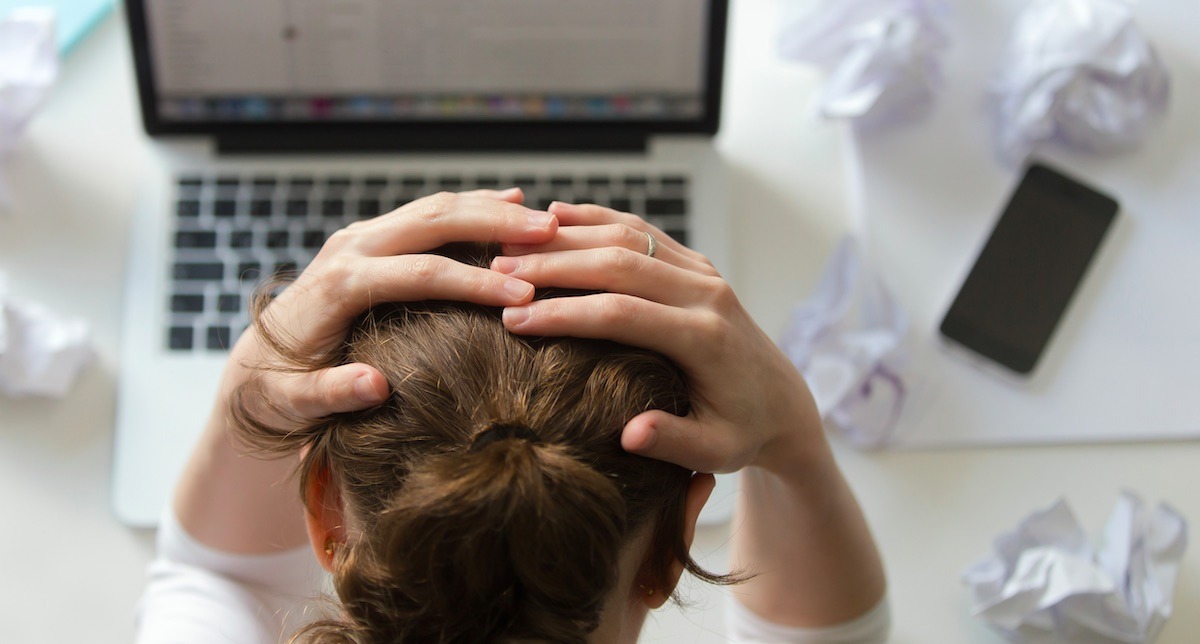 Les résultats de l’enquête mettent en lumière le manque de PCA spécifique à la gestion documentaire. Femme crise