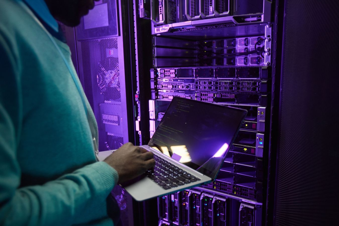 En matière de cloud public, les dépenses mondiales devraient augmenter de 20,4 % en 2024. (Canva) IT-depenses-mondiales-croissance-ia-cloud