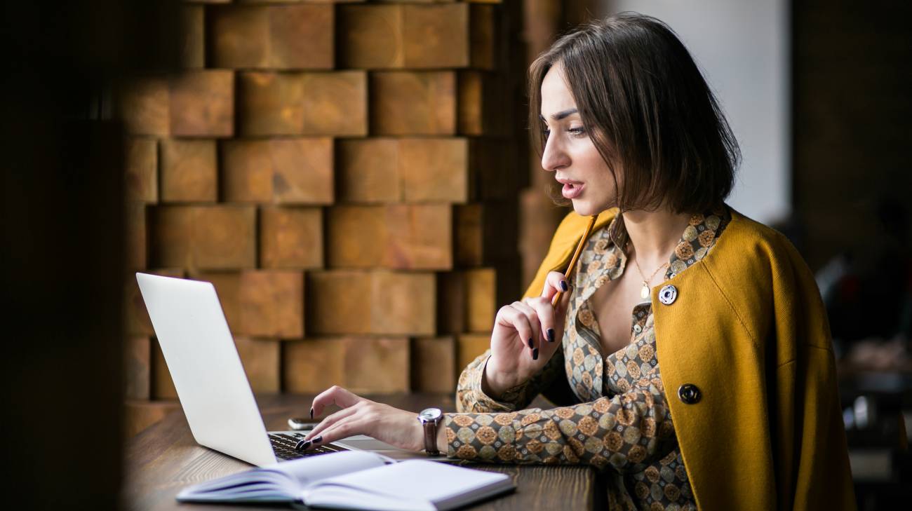 Des outils permettent la création et la mise en ligne d'un CV moderne et attractif. De quoi permettre aux chercheurs d'emploi d'obtenir une belle visibilité sur le web. (Freepik/Senivpetro) CV-internet-emploi-recherche