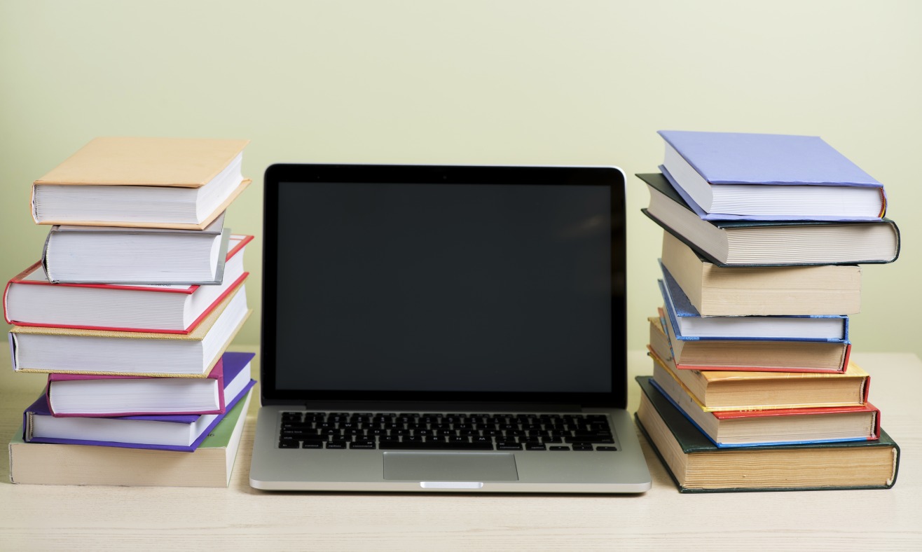 En 2021, 57 % des organisations avaient déployé une bibliothèque numérique ; elles sont désormais 73 % ! (Freepik) livre-bibliotheque-numerique-ordinateur