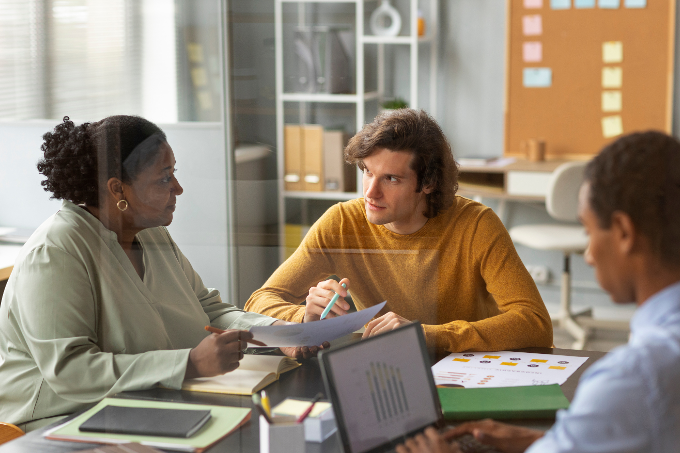 Dans un monde où le volume de contenus numériques explose, les entreprises doivent gérer efficacement leurs ressources digitales pour rester compétitives. (Freepik) dam-quand-alchimie-des-actifs-numeriques-devient-un-atout-entreprise