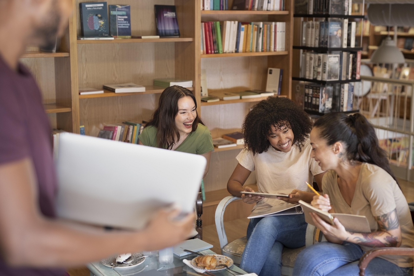 À New York, les clients ont rendu des milliers d'articles en retard peu après la levée des amendes, a rapporté le New York Times en mars 2022. (freepik) Dans-bibliotheques-New-York-suppression-amendes-retard-est-succes