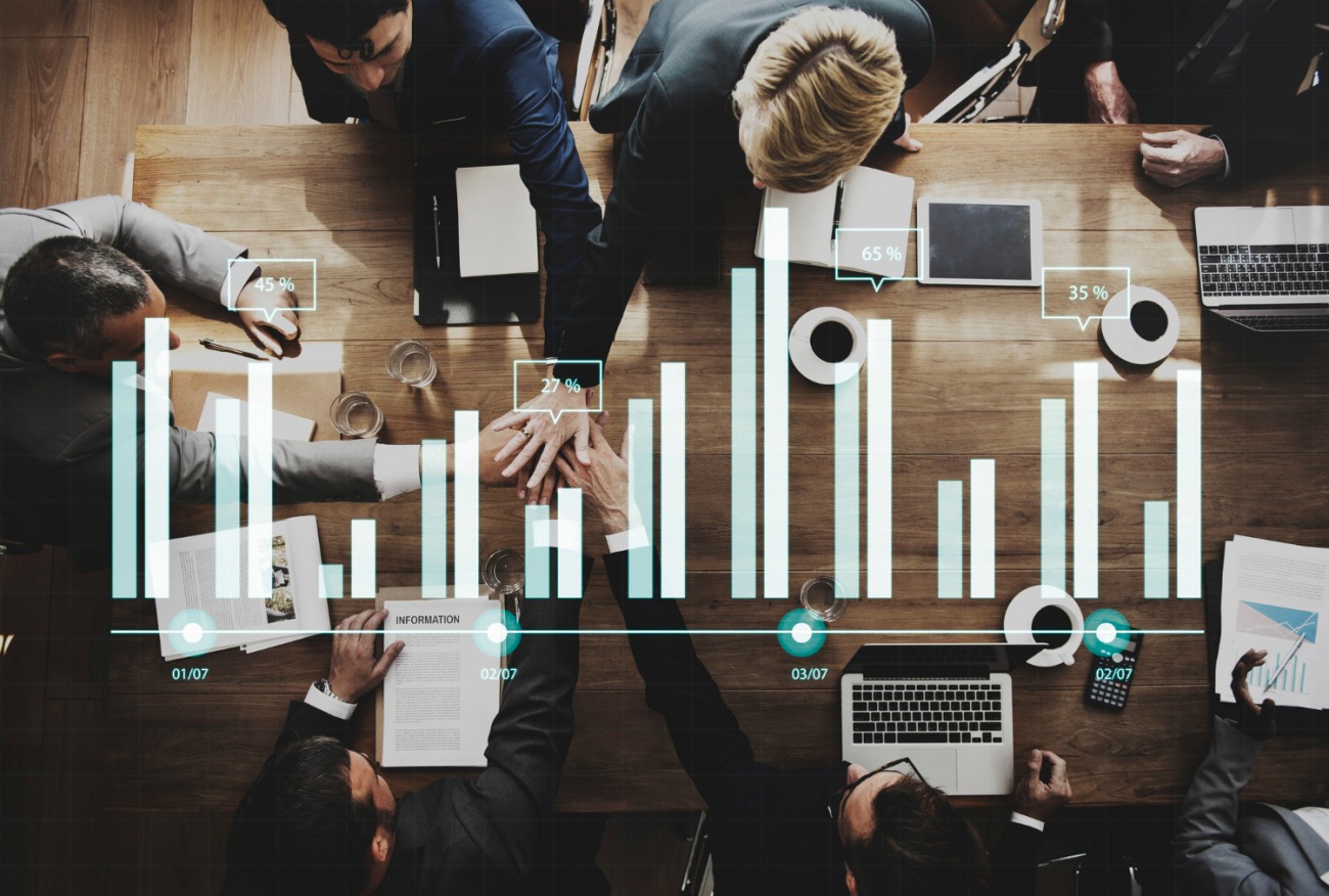 De nombreux coûts doivent être pris en considération pour mener à bien sa stratégie de data management. (Freepik/rawpixel.com) reunion-professionnels-management-hausse