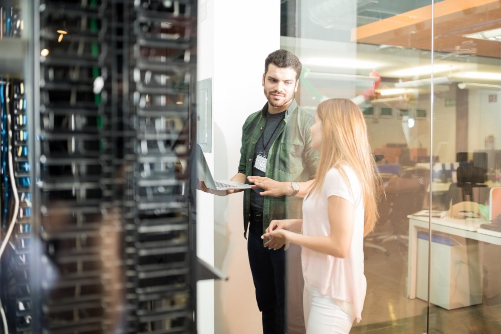 94,5 % des professionnels des data centers déclarent avoir des besoins croissants en matière de stockage des données (Freepik Premium / tonodiaz) demande-stockage-donnees-IA-hausse-continue