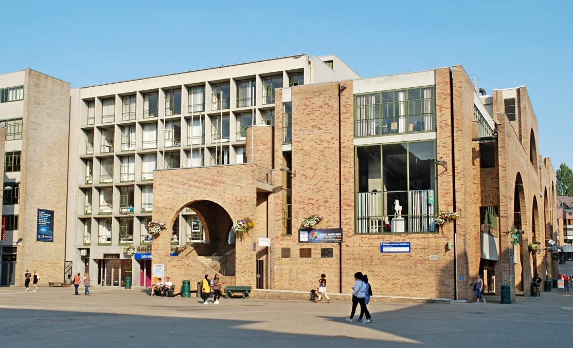 L’Université catholique de Louvain propose, depuis 2019, un service open data de gestion des données de recherche garantissant une pérennité de 15 ans. (EmDee/Wikicommons) utiilisation-dataverse-gestion-donnees-recherche-bibliotheques-archives