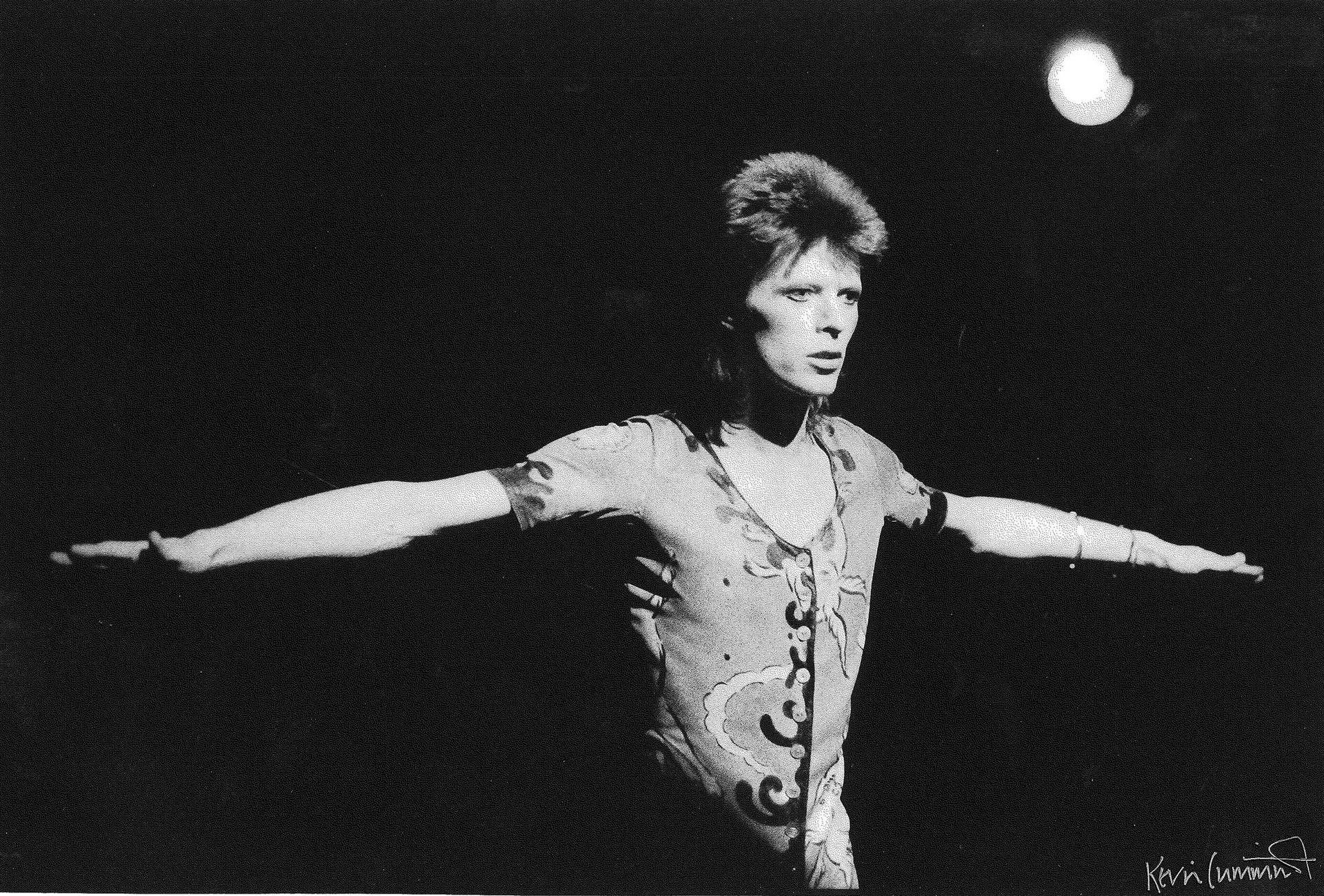 David Bowie lors d'une tournée dans les années 1970 (© Victoria and Albert Museum) archives-David-Bowie-portee-de-main