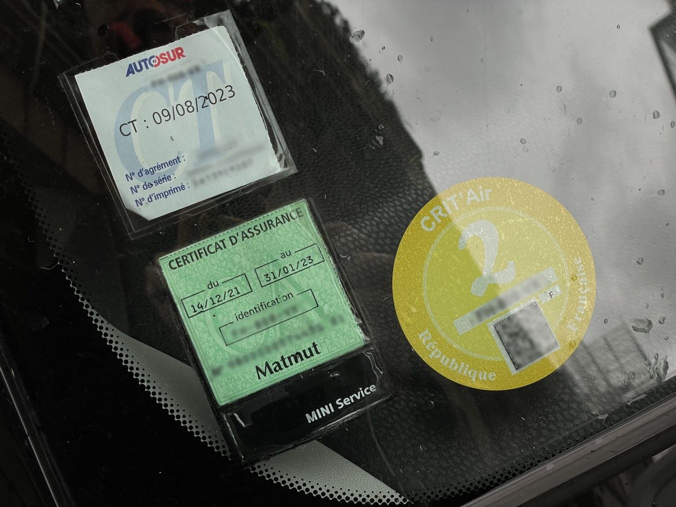 Ces cartes vertes pourraient bientôt disparaître des pare-brise des véhicules grâce à leur dématérialisation. dematerialisation-certificat-assurance