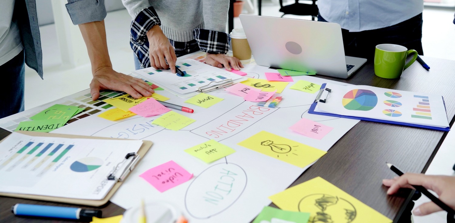 Cinq jours. C’est la promesse du design sprint. Cette méthode d’innovation resserrée sur une période allant du lundi au vendredi a une ambition : accélérer la résolution des problèmes qui se posent aux organisations. (Freepik/tirachardz) design-sprint-innovation