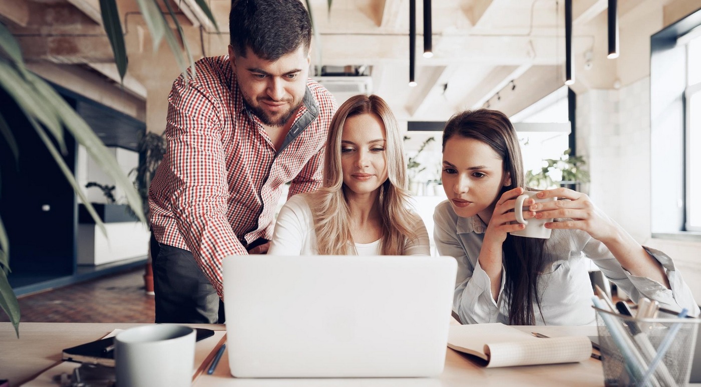 Usages et informations sont complètement intégrés pour la réussite d’une plateforme de digital workplace. (Freepik/fabrikasimf) digital-workplace-usage-communication-collaboration