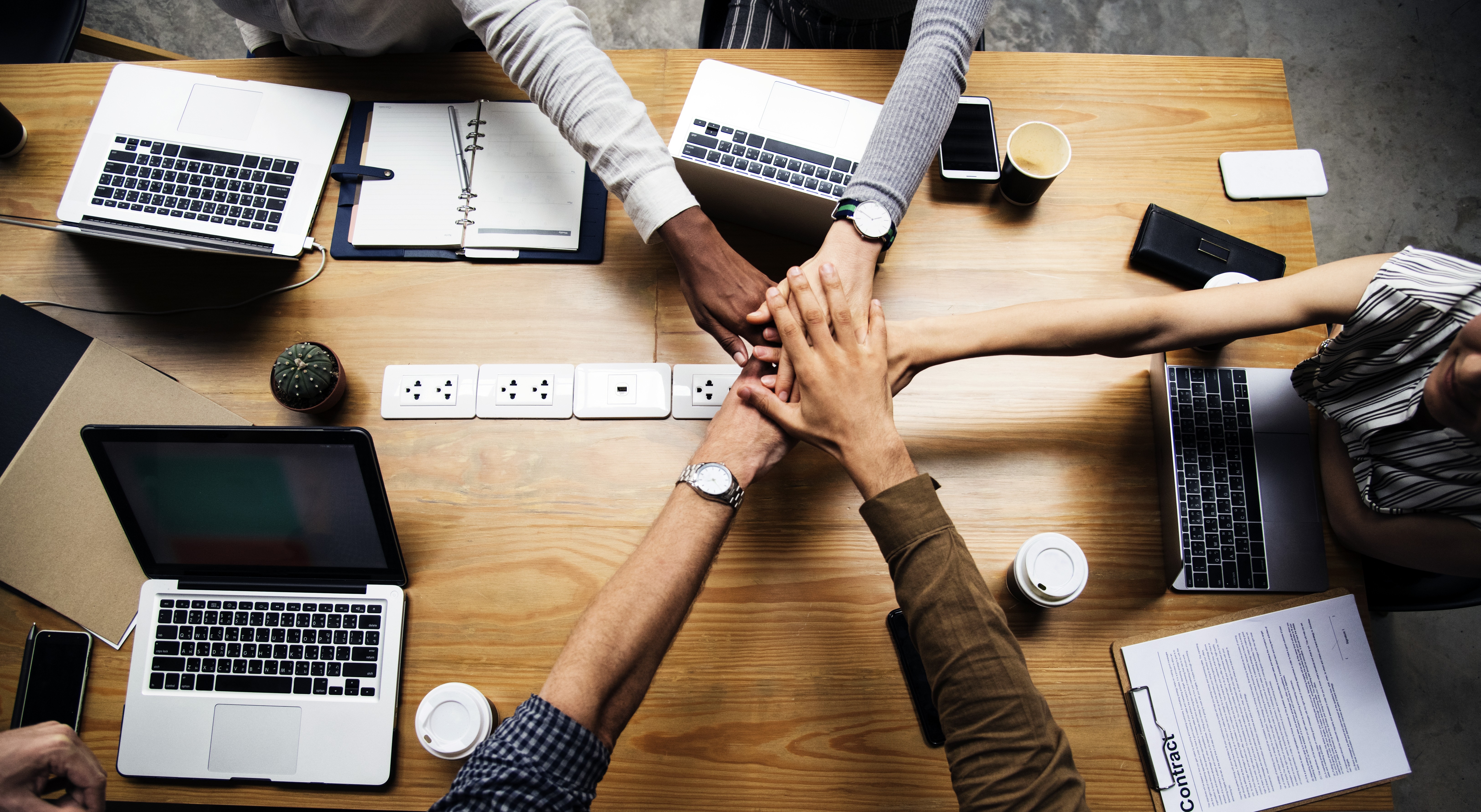 Transposer les espaces de travail et de collaboration physiques en workspaces numériques adaptés ne s’improvise pas. Pourtant, c’est la clé pour bénéficier d’une digital workplace qui réponde aux besoins de chacun. (Freepik/rawpixel.com) digital-workspace-workplace-solution