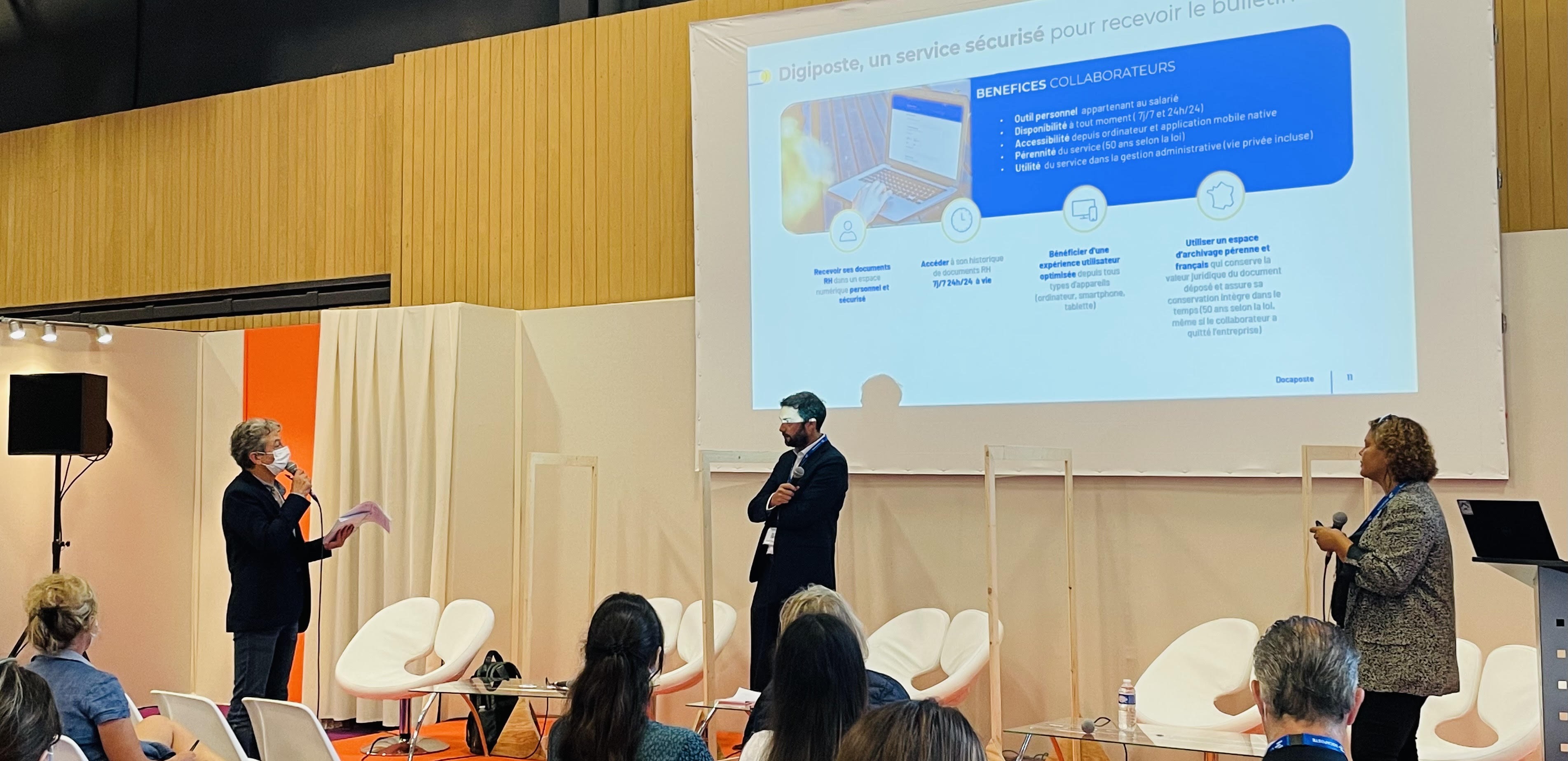 L'équipe de Docaposte et Michel Remize, le rédacteur en chef d'Archimag, lors de la conférence dédiée à la stratégie RH digitale qui s'est tenue le 9 septembre 2021 sur Documation (DR) Documation-strategie-RH-digitale