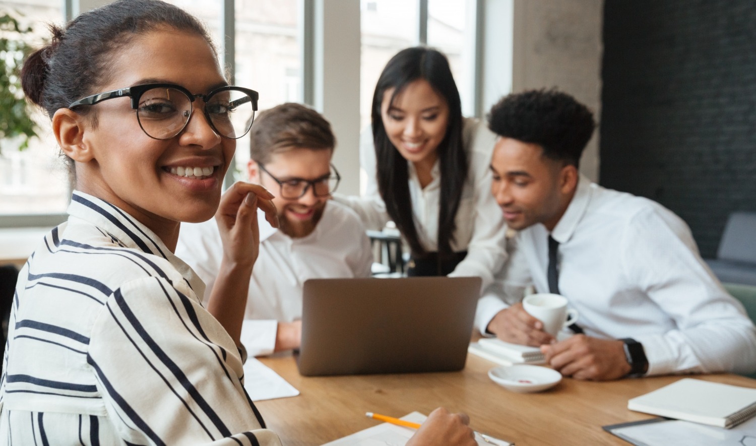 Garant de la qualité des documents, le document controller veille à leur conformité et assure leur traitement (indexation, actualisation, classement…). (Freepik/drobotdean) document-controller-metier