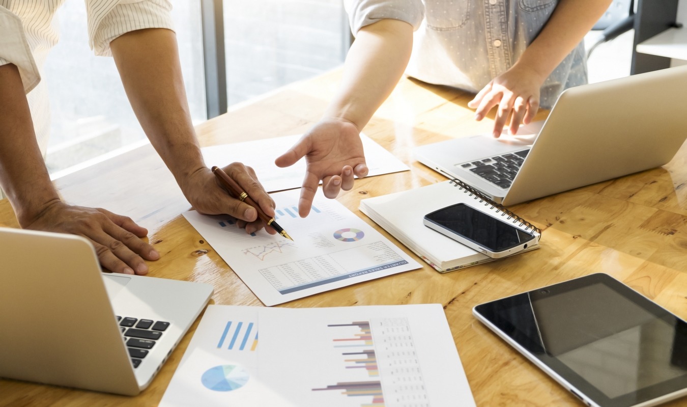 Plus d’un tiers des entreprises (36 %) interrogées par IDC en France prévoient d’exploiter l’automatisation des données et l’IA dans le cadre de leur feuille de route de 3 à 5 ans. (Iejab/Freepik) business-intellignece-dossier-evolutions-outils-pratiques