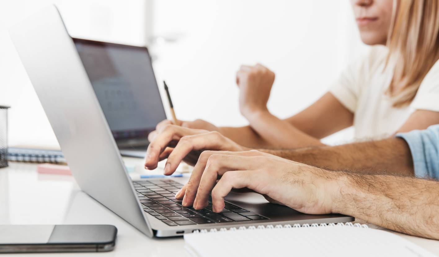 L’ampleur et les difficultés des missions des e-archivistes pourraient donner le vertige. Mais ces professionnels ne sont pas isolés. Activant leur réseau, ils échangent volontiers sur leurs problèmes, la plupart du temps largement répandus. (Freepik) e-archiviste-numerique