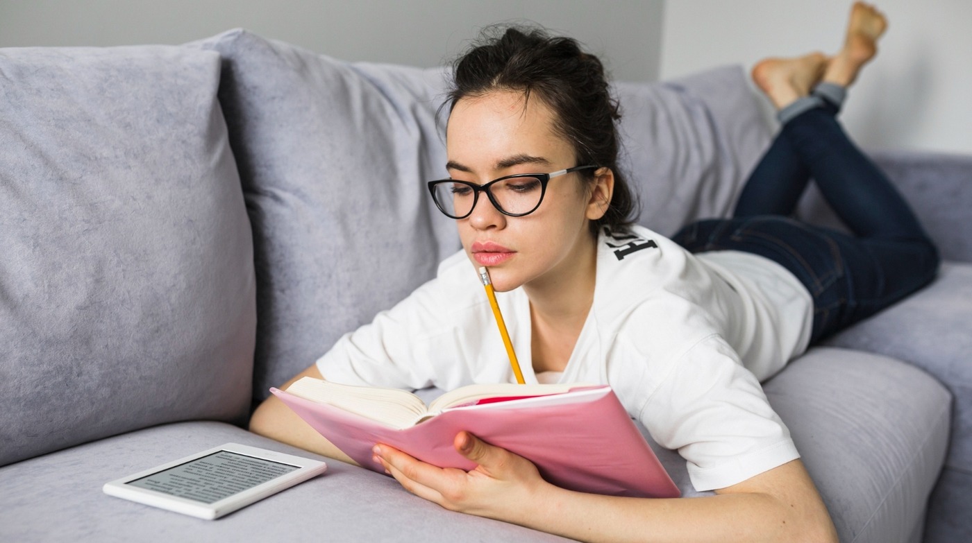 Conseil aux bibliothèques : préparer ses équipes à des questions très techniques sur les ebooks et les livres numériques de la part des usagers et mettre en place de nombreuses séances de prise en main avec ses publics. (Freepik) ebook-livre-numerique-bibliotheque