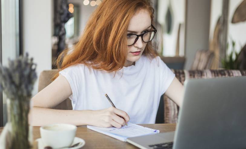"Sachez refuser la facilité de la communication par mail", conseille Jean Grimaldi d’Esdra. (Freepik) ecrire-mail