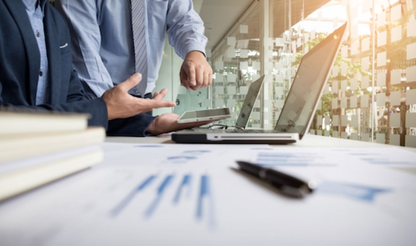 L’obligation d’émettre des factures au format électronique s’échelonnera entre 2023 et 2025, selon la taille des entreprises. (Generix Group) einvoicing-dematerialisation-factures-collegues