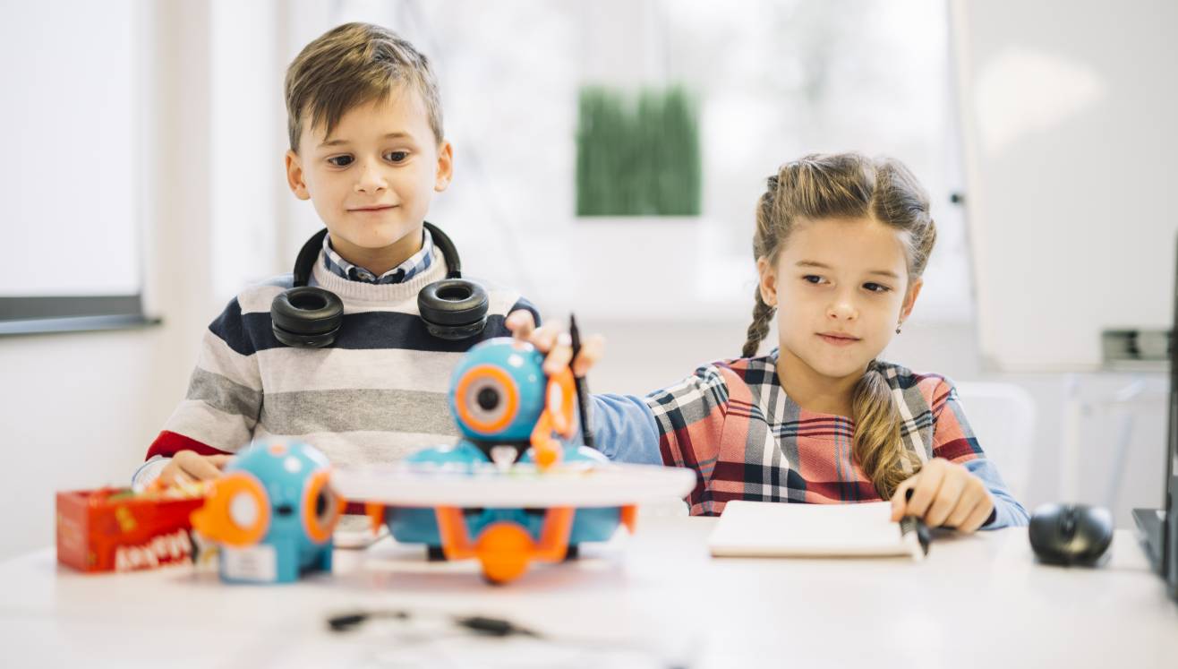 Isabelle Rouhan est la co-auteure de l'ouvrage "Les Métiers du futur" (First Editions, 2019). Selon elle, de nombreux métiers actuels sont menacés de disparition. Mais les métiers qu'exerceront nos enfants n'existent sans doute pas encore. (Freepik) enfant-robot-metier-futur