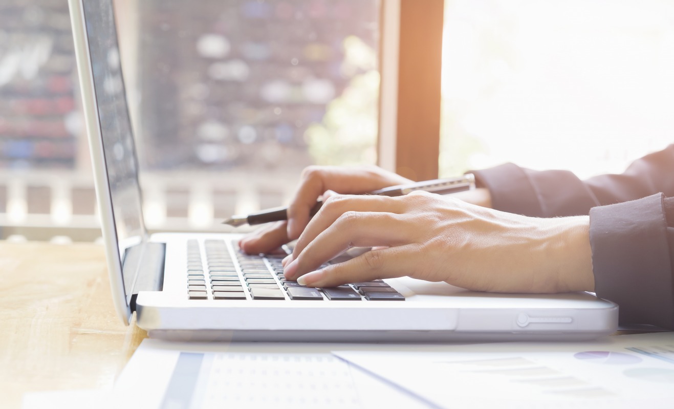 Grande enquête Archimag sur la gestion du contenu revient pour une deuxième édition ! (Freepik/ijeab) technologie-communication-focus-selectif-science-internet-closeup