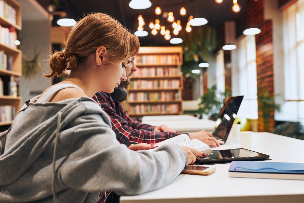 Un guide librement accessible en ligne (Freepik Premium / EyeEm) guide-Enssib-suivre-actu-IA-metiers-information-documentation