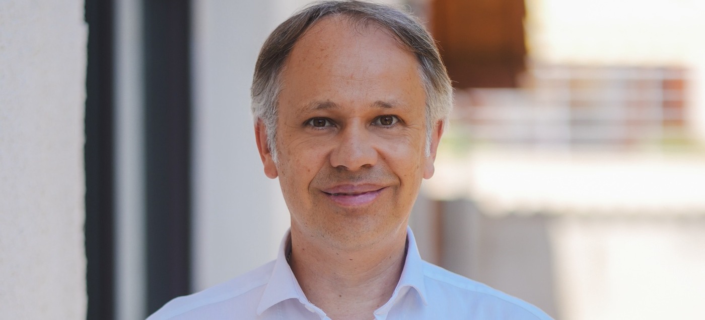 En 2014, Éric Bouchet lance son blog nommé "Outils numériques". Il sélectionne et présente les logiciels à la lumière de nombreux critères : fonctionnalités, prix, support, etc. (Annie Frenot) Eric-Bouchet-formation-numerique-outils-informatique
