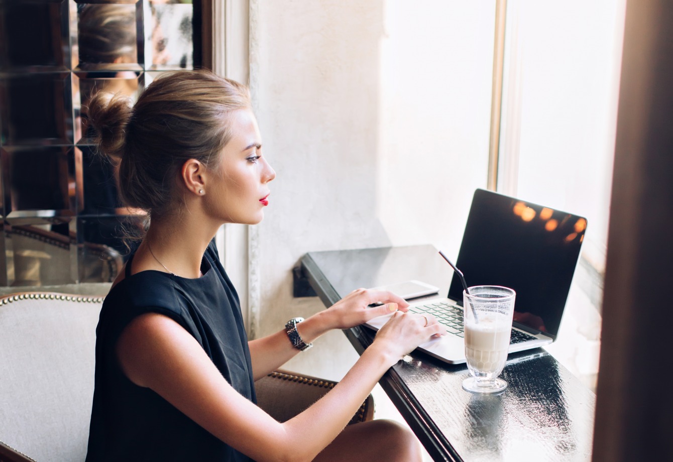 Archimag, en partenariat avec Box, vous invite à un webinaire inédit dédié aux professionnels du luxe et du retail, le 16 janvier 2025. (Freepik/lookstudio) belle-femme-robe-noire-travaille-ordinateur-luxe